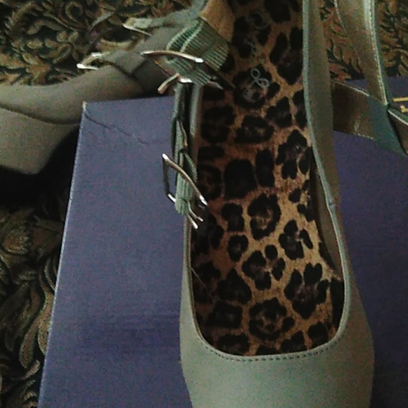 Shoes - Picture 2 of 3